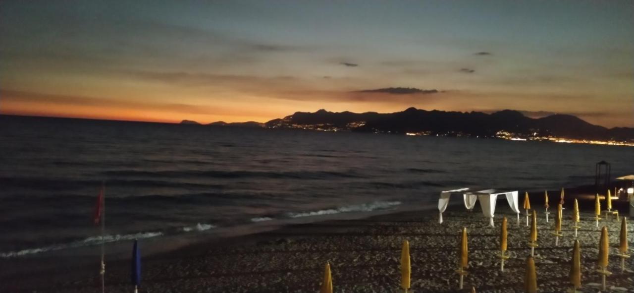 Casa Vacanze Dei Navigatori On The Sea Pontecagnano Exteriör bild