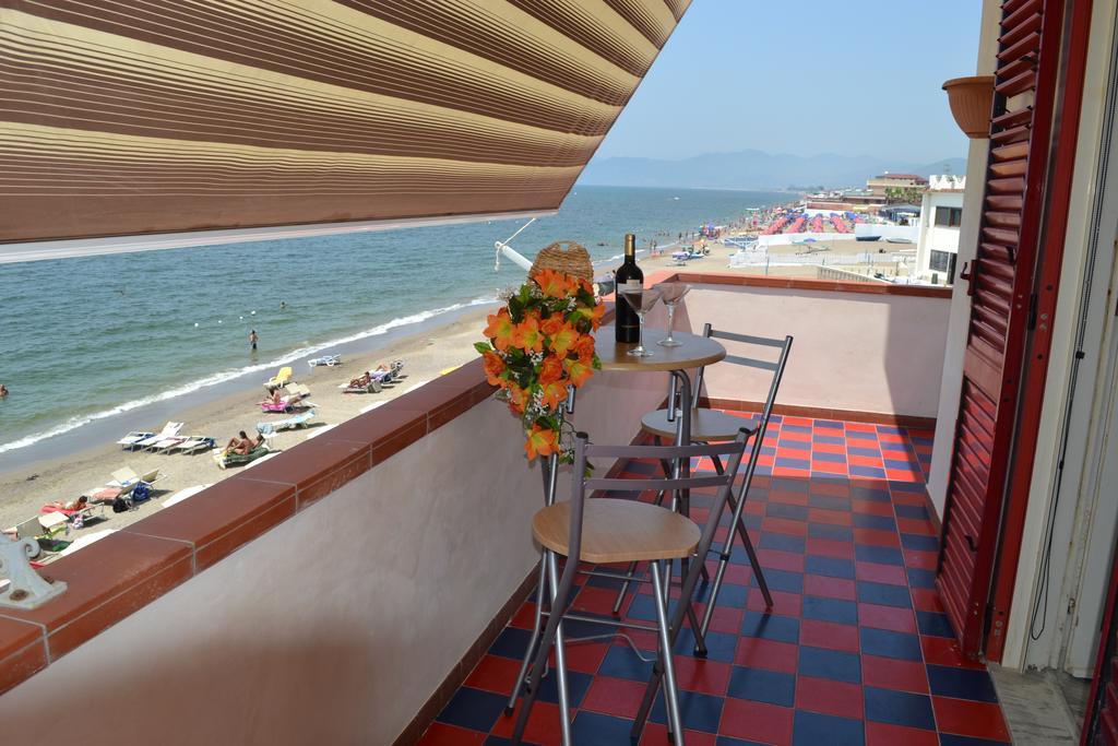 Casa Vacanze Dei Navigatori On The Sea Pontecagnano Exteriör bild