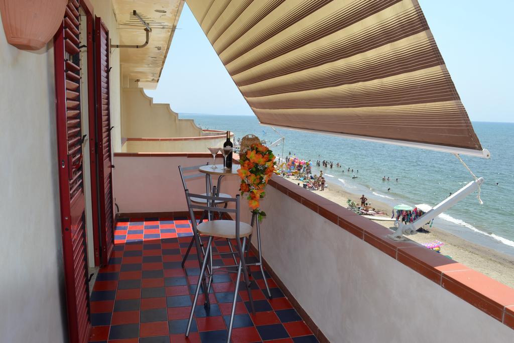 Casa Vacanze Dei Navigatori On The Sea Pontecagnano Exteriör bild